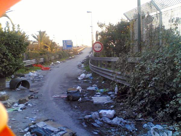 La Superstrada di Scampia : Für den Verkehr gesperrte Auffahrt Richtung Capodichino