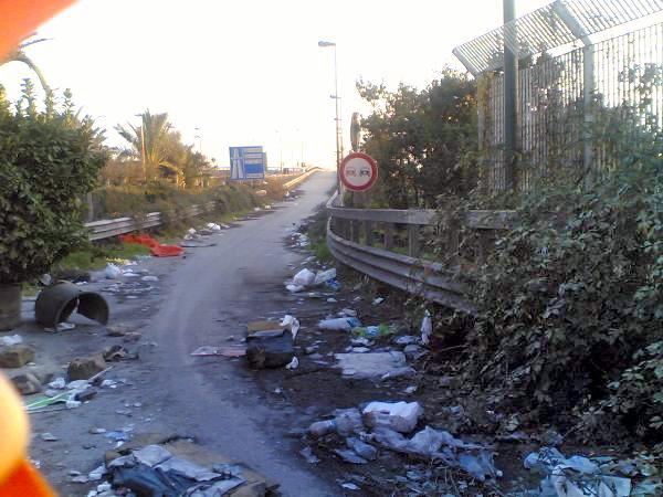 Für den Verkehr gesperrte Auffahrt Richtung Capodichino (52.8 KByte) La Superstrada di Scampia : Für den Verkehr gesperrte Auffahrt Richtung Capodichino