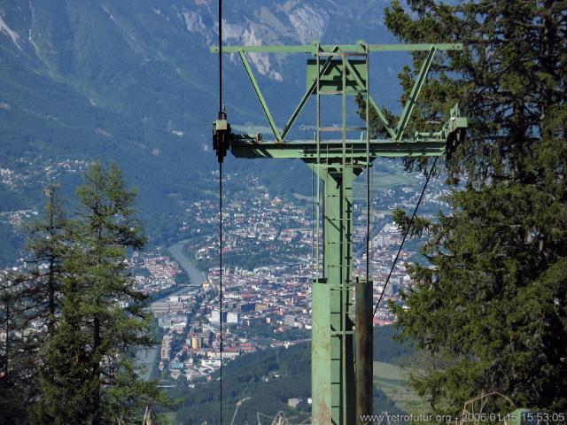 Sesselbahn Pfriemesköpfl : Talblick auf das durch das Tragseil durchschnittene Stadtzentrum von Innsbruck