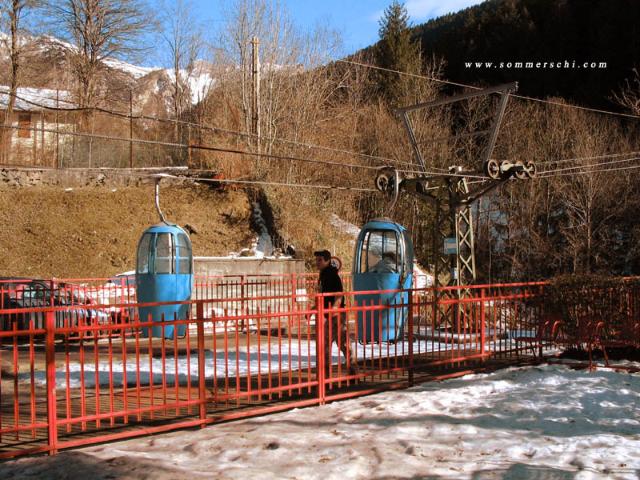 Piazzatorre (BG) / Cestovia Telecabina Monte Zuccone / Torcola : Talstation im Winter 2005.