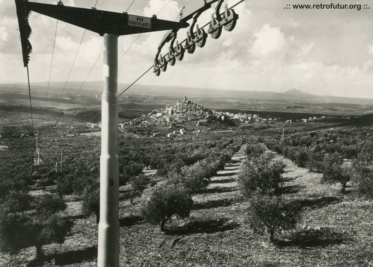 Palombara Sabina (RM) / Cestovia Palombara - San Nicola - Monte Gennaro : Vista dal primo tronco della funivia verso il borgo di Palombara Sabina