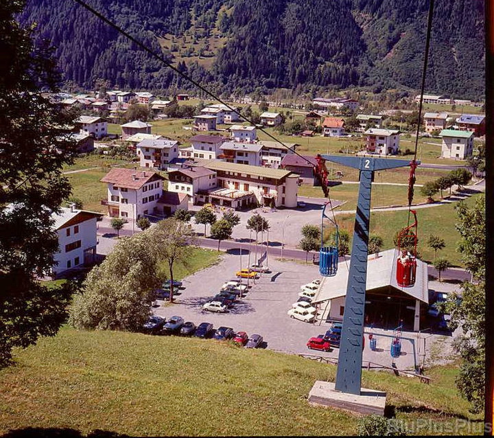 Pinzolo (TN) / Pinzolo - Prà Rotond : Agosto 1973 : I colori della cestovia di Pinzolo (la zincatura uniforme non era ancora di moda...)