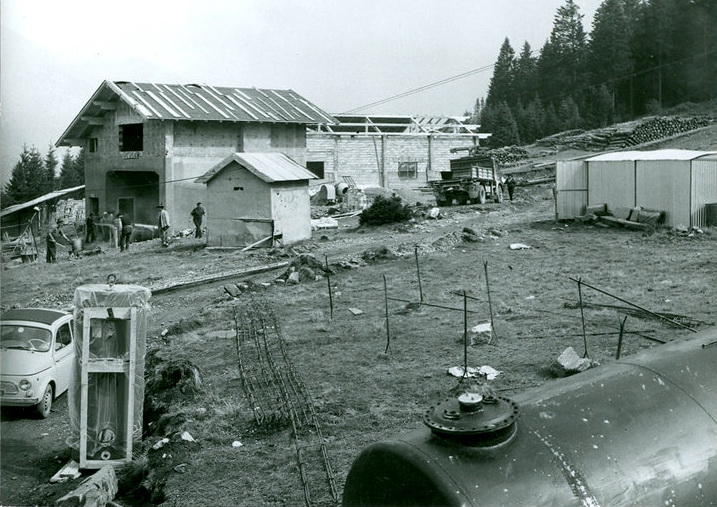 Luglio 1969: Prà Rotond in costruzione. A sinistra l'arrivo della cestovia, a destra la partenza della seggiovia monoposto (177.48 KByte) Pinzolo (TN) / Pinzolo - Prà Rotond : Luglio 1969: Prà Rotond in costruzione. A sinistra l'arrivo della cestovia, a destra la partenza della seggiovia monoposto