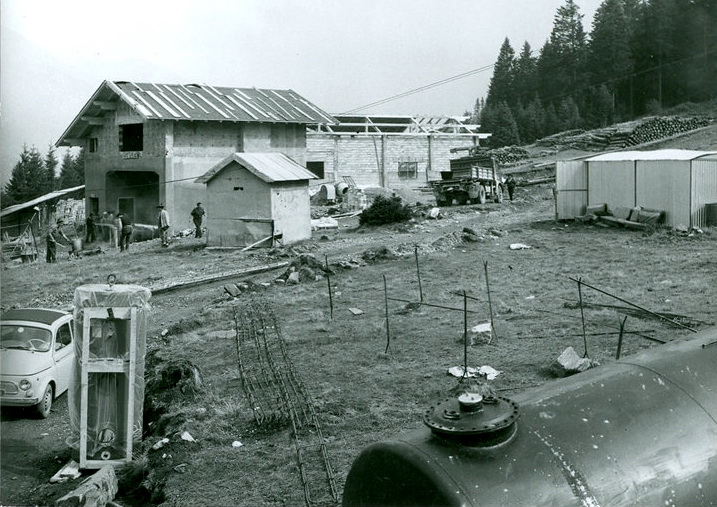 Pinzolo (TN) / Pinzolo - Prà Rotond : Luglio 1969: Prà Rotond in costruzione. A sinistra l'arrivo della cestovia, a destra la partenza della seggiovia monoposto