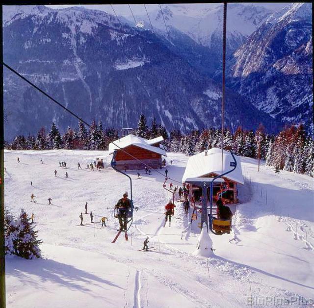 Gennaio 1978: Dopo la cestovia si sale il secondo tratto con la seggiovia monoposto (84.85 KByte) Pinzolo (TN) / Pinzolo - Prà Rotond : Gennaio 1978: Dopo la cestovia si sale il secondo tratto con la seggiovia monoposto