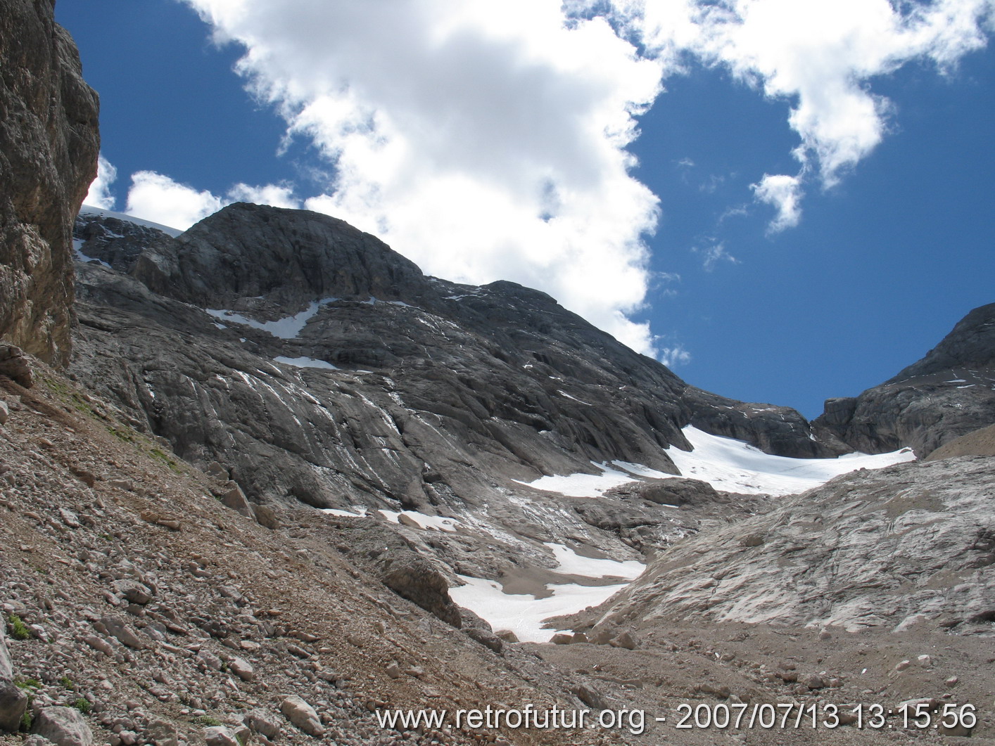 Punta Penia / Marmolada : Punta Penia: Der Aufstieg erfolgt über die Scharte rechs den Bergrücken entlang eines leichten Klettersteigs mit energetisierender Aussicht