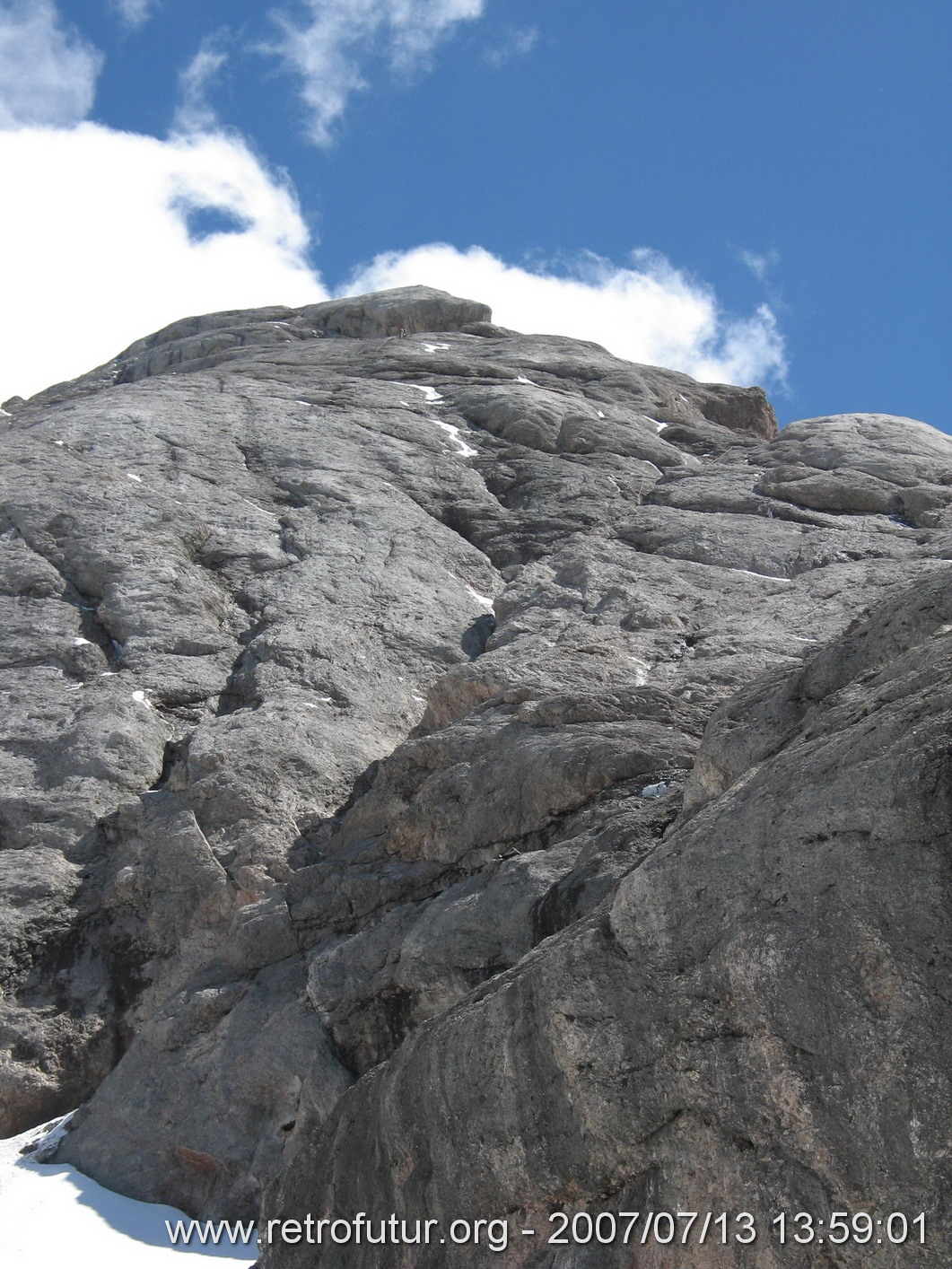 Punta Penia / Marmolada : Von der Scharte entlang der glattgeschmirgelten Bergschulter