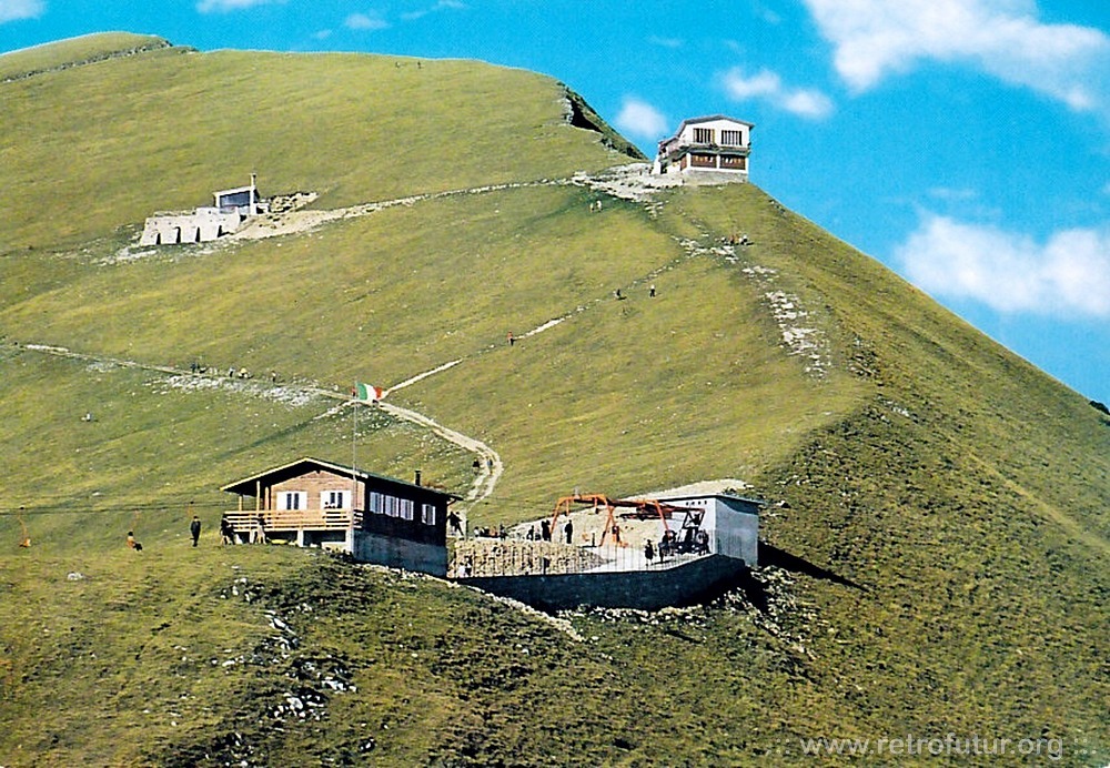 San Zeno / Cestovia Prada (VR)  - Monte Baldo : In alto a sinistra la Cima Costabella a quota 2053m., cioè 1800m. sopra il Lago di Garda. Sottostante la chiesetta San Bernardo, il rifugio G.Chierego a m.1905 e l'arrivo della seggiovia e il rifugio Fiori del Baldo a 1850m.