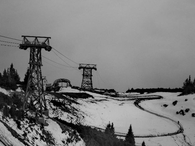 Eine erste magere Seilbahnstuetze (links). Die zweite im Hintergrund erscheint hingegen durchaus wohlgenaehrt (48.07 KByte) Seegrube : Eine erste magere Seilbahnstuetze (links). Die zweite im Hintergrund erscheint hingegen durchaus wohlgenaehrt