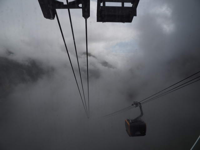 Wie aus dem Prospekt : Flott geht es hinauf. Eine ganze Kabine exklusiv. Die 48 Kabinen sind ausgelegt für 32 Personen, und sorgen für eine Beförderungskapazität von rund 3.000 Personen pro Stunde. Da geht richtig was weiter!