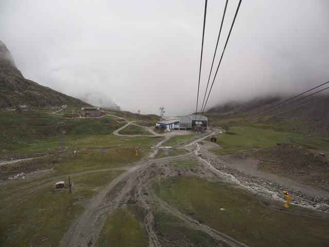 Wie aus dem Prospekt : Leider ziehen die Regenwolken der letzten Nacht nicht ganz ab. Es bleibt durchwachsen. Ob es oben geschneit hat?
Die 3S Bahn ist jedenfalls sicherer, windstabiler und verkürzt die Wartezeiten ganz stark.