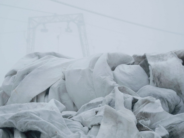 Unter dem weißen Teppich : Keine Eisschollenm - Geotextil zusammengeknüllt.