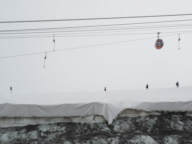 Unter dem weißen Teppich : Die modernen Seracs - Abbruchkante am Textilende