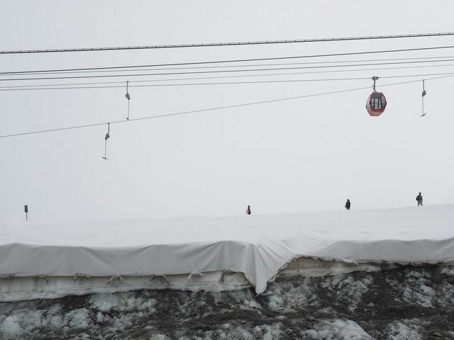 Unter dem weißen Teppich : Die modernen Seracs - Abbruchkante am Textilende