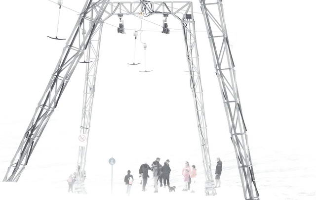 Wie aus dem Prospekt : 1954 kam es am Krippenstein zu einem tragischen Unglück, als sich eine Wandergruppe bei Nebel und Schneefall verlief, und irgendwann in der Kälte nicht mehr weiter wussten (ok, hier ist es eher warm)