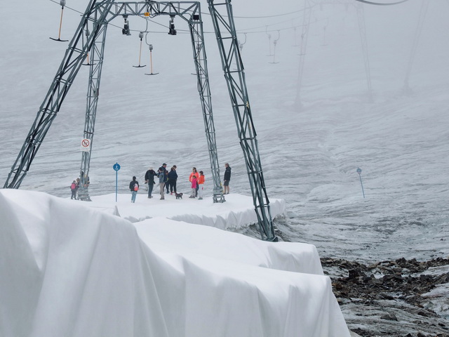 Unter dem weißen Teppich : Hier geht es nicht mehr weiter. Bis zu zwei Meter fällt es senkrecht hinab am gefährlichen Vliesende