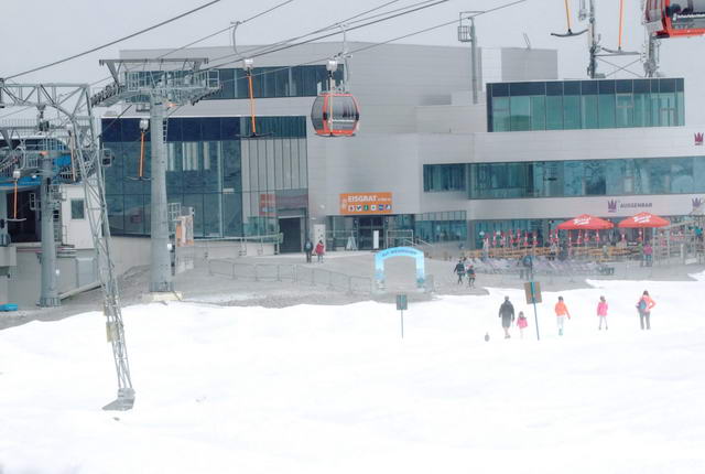 Wie aus dem Prospekt : Wie von Gott gewollt, reißt es dann doch auf, wo wie schon fast vor der Station sind