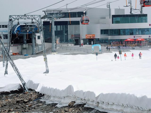 Unter dem weißen Teppich : Rückmarsch zur sicheren Seilbahnstation 