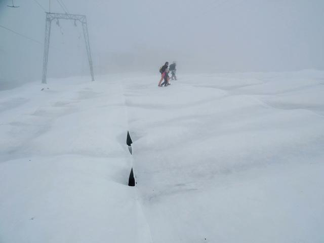 Unter dem weißen Teppich : Grissene Schweißnaht entlang der Vliesbahn