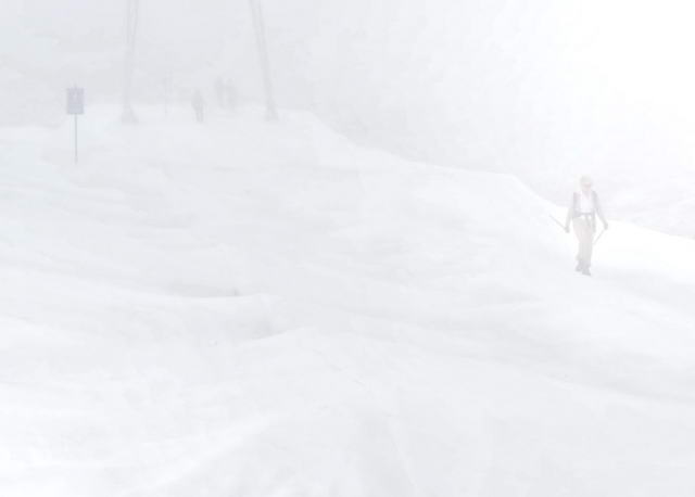 Wie aus dem Prospekt : Alleine ist es eher keine gute Idee, sonst endet man wie der kanadische Eishockeyspieler Duncan MacPherson , der hier 1989 irgendwo in eine Gletscherspalte gefallen ist (oder von einem Ratrac und dann verscharrt überfahren wurde), und erst 2003 gefunden w