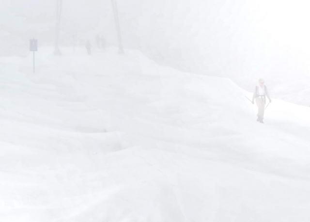 Wie aus dem Prospekt : Alleine ist es eher keine gute Idee, sonst endet man wie der kanadische Eishockeyspieler Duncan MacPherson , der hier 1989 irgendwo in eine Gletscherspalte gefallen ist (oder von einem Ratrac und dann verscharrt überfahren wurde), und erst 2003 gefunden w