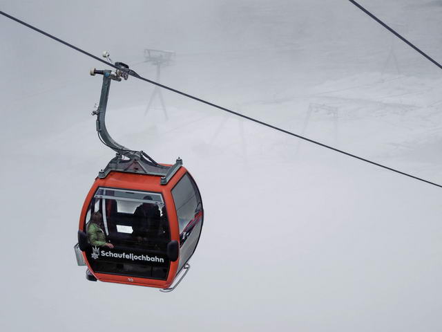 Wie aus dem Prospekt : Mit der roten Gondel gehst es von 2850m auf 3200m hinauf!