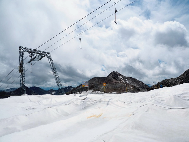 Unter dem weißen Teppich : Von der Bergstation der Schaufeljochbahn 3200m begibt sich der Besucher einige hundert Meter bis zum Rundgasthaus Jochdohle. Der Weg dorthin, etwa 200 Meter, ist vollständig mit 