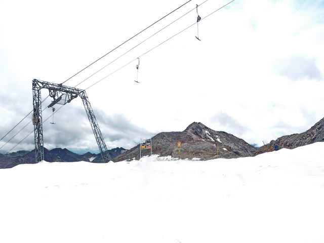Wie aus dem Prospekt : Auf 3200m: Im Immerweß. Im Bild der Schlepplift Gaiskarferner