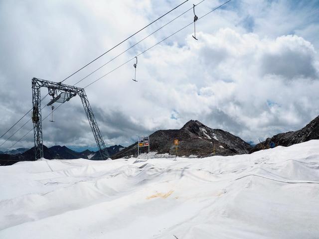 Unter dem weißen Teppich : Von der Bergstation der Schaufeljochbahn 3200m begibt sich der Besucher einige hundert Meter bis zum Rundgasthaus Jochdohle. Der Weg dorthin, etwa 200 Meter, ist vollständig mit 