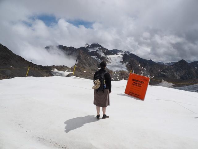 Unter dem weißen Teppich : Auch um das Gasthais Jochdohle herum ist die Fläche mit Geotextil versiegelt. Die Kunststoffbahnen sind gut verschweisst. Das Skurrile ist, dass der Gast nicht zu echtem Schnee kommt, der Schnee wird dem Gast vorenthalten.