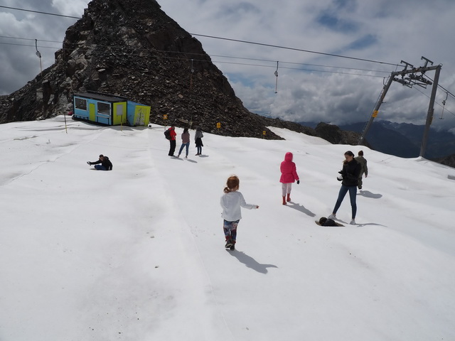 Unter dem weißen Teppich : Diesen Gästen aus dem mittleren Osten bleibt nichts anderes übrig, als auf Plastikvlies herumzulaufen. Echter Schnee scheint unerreichbar.