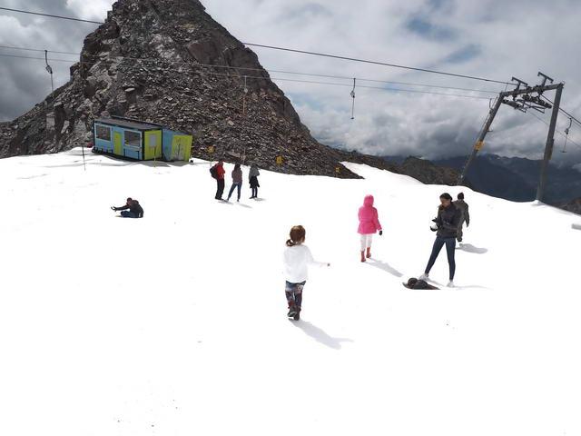 Wie aus dem Prospekt : Hier herrscht buntes Treiben, Gäste aus aller Welt sind hier angekommen. Sie machen Fotos, Selfies und Instagrammisieren.