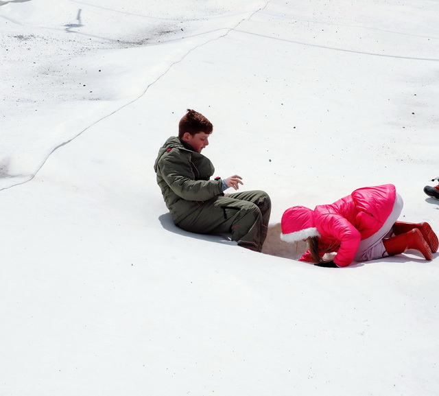 Unter dem weißen Teppich : Bis winterlich fest mit Gummistiefeln und stärkstem Anorak eingekleidete Kids entdecken, dass das Vlies Löcher hat, dass sie diese Löcher mit viel Kraft erweitern können. Denn darunter befindet sich echter teilweise weißer Schnee. Das ist also das Tiroler