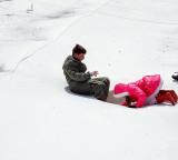 Unter dem weißen Teppich : Bis winterlich fest mit Gummistiefeln und stärkstem Anorak eingekleidete Kids entdecken, dass das Vlies Löcher hat, dass sie diese Löcher mit viel Kraft erweitern können. Denn darunter befindet sich echter teilweise weißer Schnee. Das ist also das Tiroler