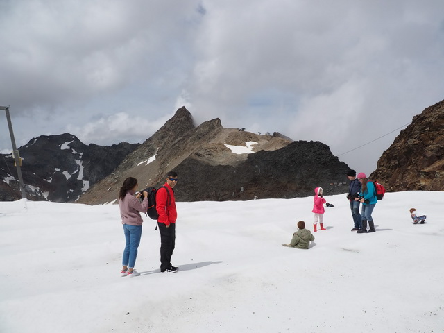 Unter dem weißen Teppich : So wurde aus dem Vlies der wertvolle Schnee geschürft, Schneeballschlachten ausgerichtet, am Vlies ein Schneemann gebaut und kontinuierlich Instergrammisiert. Welch eine Freude!
