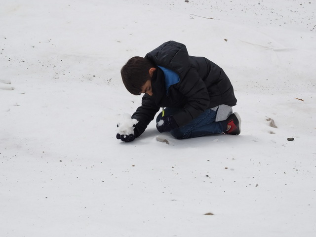 Unter dem weißen Teppich : Am Loch im Vlies spielendes Kind. Die obligatorische Schneeballschlacht konnte starten