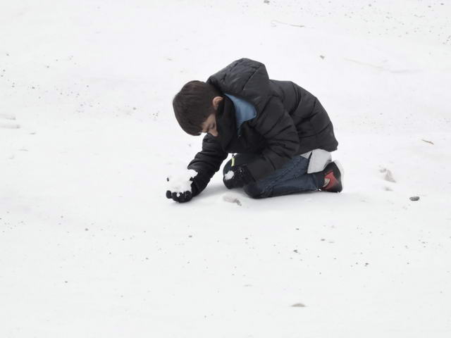 Wie aus dem Prospekt : Tiefe Löcher werden in den Schnee gegraben. Auf jeden Fall sind die Kids hinreichend gut eingekleidet für das ewige Eis auf 3150m. Rote Gummistiefel und dicke Daunenjacken wurden wohl erst kurz vor der Abfahrt im Sportfachhandel in Dubai gekauft