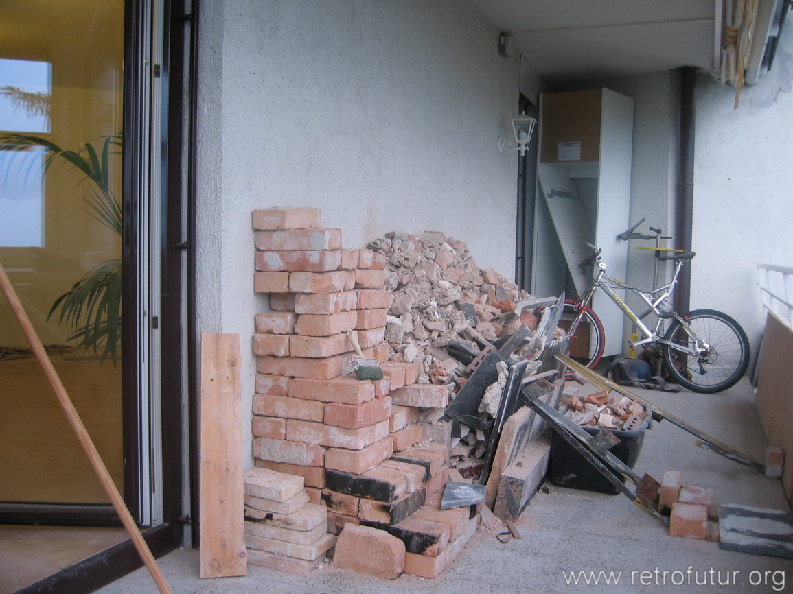 Balkon : Schuttdepot. Da kammt der Plattner aus Zirl nicht ran!