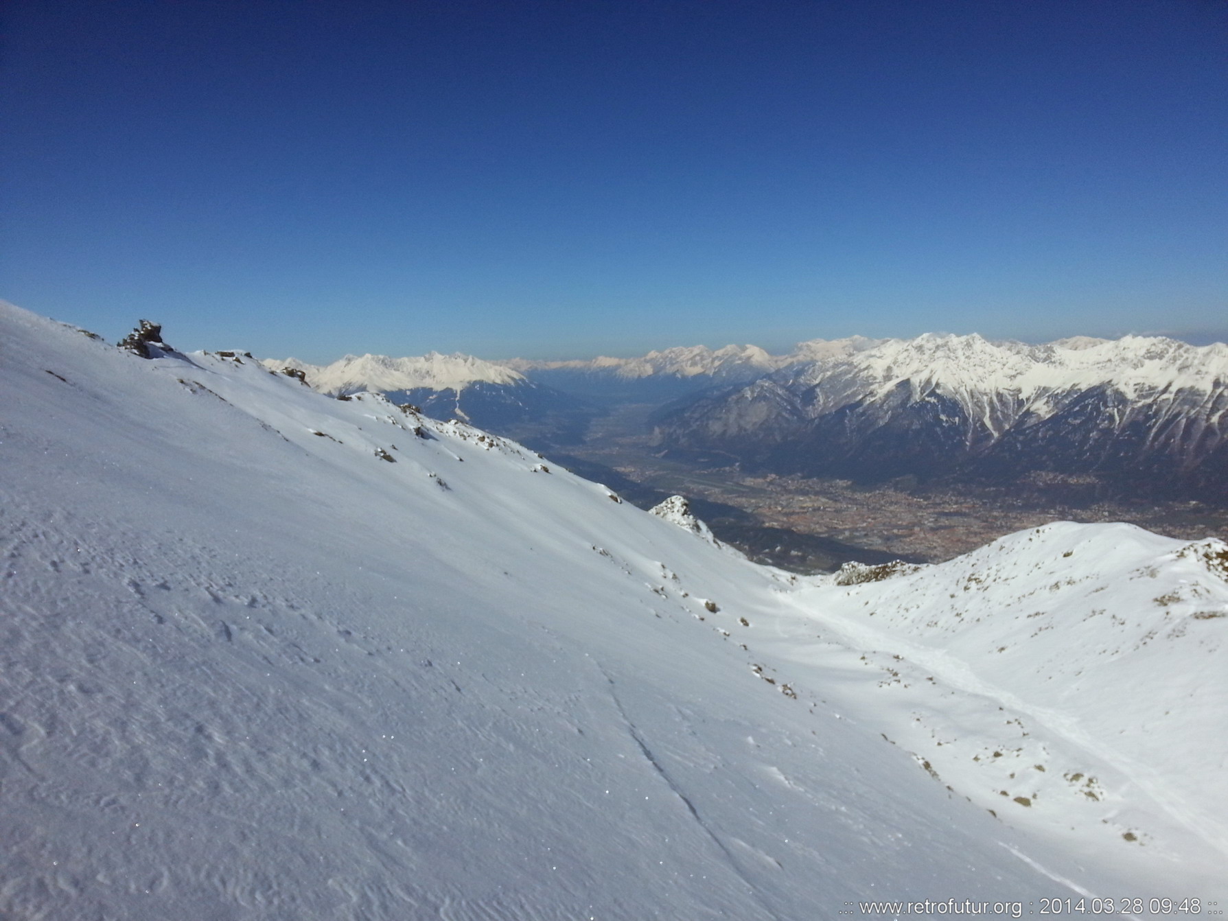 Skitour vs. Industrieski am Beispiel der Querung vom Glungezer Gipfel über Zirbenweg bis hinab nach Igls : Aufbruch nach opulentem Frühstück. Vom Glungezer der Blick nach Innsbruck, 2100 Meter unten.