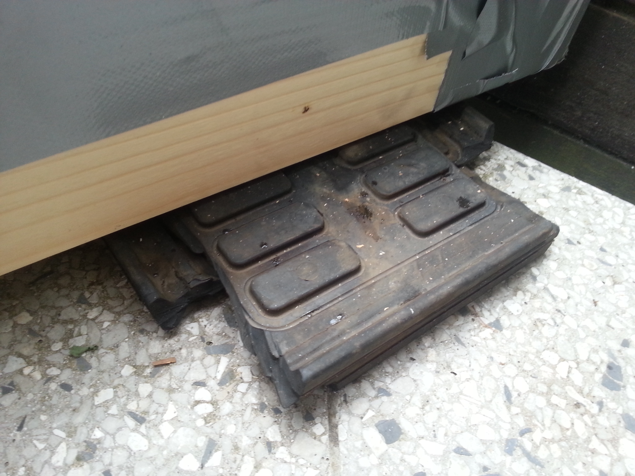 Kleiner Balkon : Gummiplatten zum Nieveauausgleich (weniger Gefälle). Über diese Unterlegplatten rauschten einmal Eisenbahnzüge hinweg.