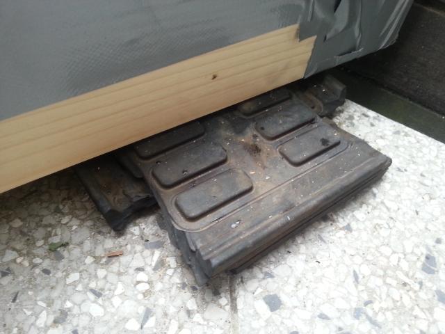Kleiner Balkon : Gummiplatten zum Nieveauausgleich (weniger Gefälle). Über diese Unterlegplatten rauschten einmal Eisenbahnzüge hinweg.