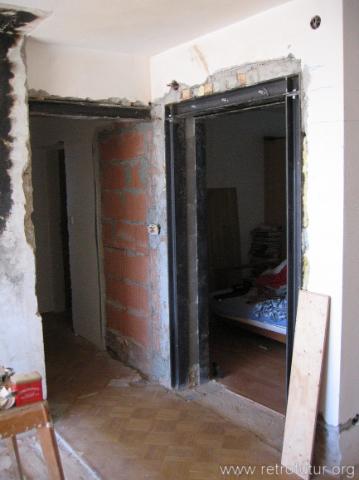 Durchbruch Zimmer 1 : Auch die Türe zum Flur ist nun weg. Dahinter zugemauert der alte enge Zugang zum Zimmer 1